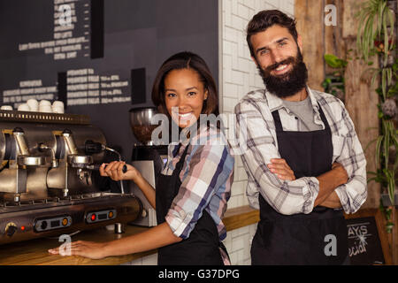 Portrait de deux serveurs avec une machine à café Banque D'Images