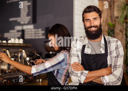 Portrait de deux serveurs avec une machine à café Banque D'Images