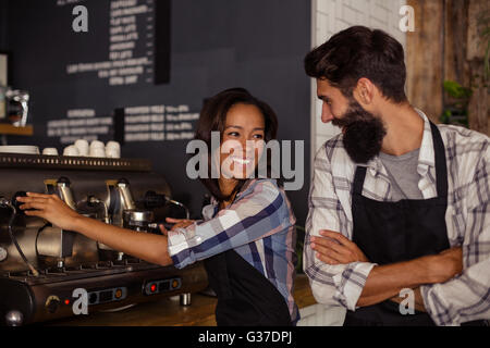 Portrait de deux serveurs avec une machine à café Banque D'Images