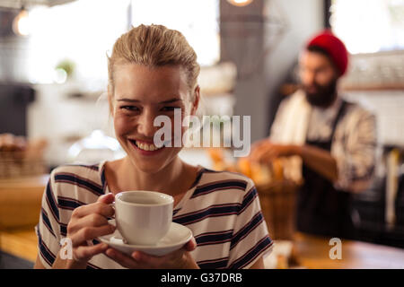 Boire un café à la clientèle Banque D'Images