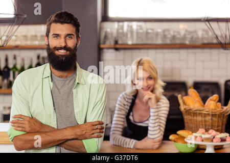 Portrait de deux serveurs occasionnels Banque D'Images