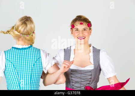 Happy girls dancing in dirndl Banque D'Images