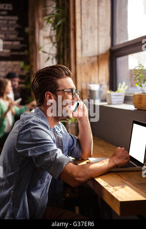 Man making a phone call Banque D'Images