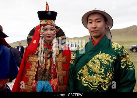 Les artistes interprètes ou exécutants mongole traditionnelle portant costume impérial lors d'une mini naadam organisée pour la secrétaire d'État John Kerry, le 5 juin 2016, à l'extérieur de Oulan-Bator, Mongolie. Un Naadam mongol traditionnel est un affichage de la musique, de la danse, tir à l'ARC, la lutte, et l'équitation. Banque D'Images