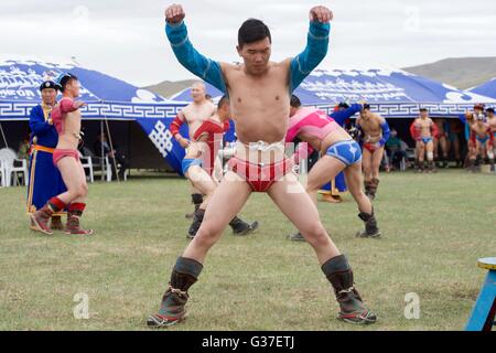 Les lutteurs mongols réchauffer avant la compétition lors d'une mini naadam organisée pour visiter la secrétaire d'État John Kerry, le 5 juin 2016, à l'extérieur de Oulan-Bator, Mongolie. Un Naadam mongol traditionnel est un affichage de la musique, de la danse, tir à l'ARC, la lutte, et l'équitation. Banque D'Images