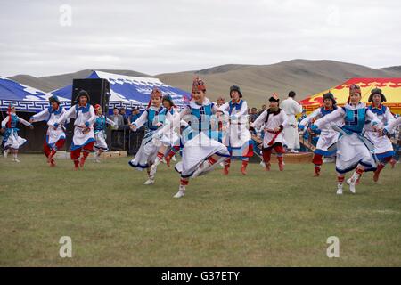 Les spectacles de danse de Mongolie pour la secrétaire d'Etat John Kerry lors d'une mini naadam le 5 juin 2016, à l'extérieur de Oulan-Bator, Mongolie. Un Naadam mongol traditionnel est un affichage de la musique, de la danse, tir à l'ARC, la lutte, et l'équitation. Banque D'Images