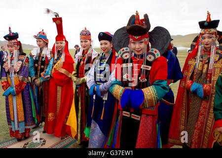 Les artistes interprètes ou exécutants mongole traditionnelle portant costume impérial lors d'une mini naadam organisée pour la secrétaire d'État John Kerry, le 5 juin 2016, à l'extérieur de Oulan-Bator, Mongolie. Un Naadam mongol traditionnel est un affichage de la musique, de la danse, tir à l'ARC, la lutte, et l'équitation. Banque D'Images