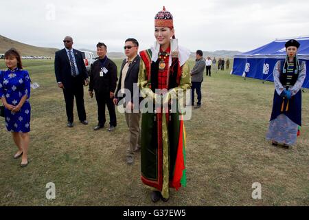 Les artistes interprètes ou exécutants mongole traditionnelle portant costume impérial lors d'une mini naadam organisée pour la secrétaire d'État John Kerry, le 5 juin 2016, à l'extérieur de Oulan-Bator, Mongolie. Un Naadam mongol traditionnel est un affichage de la musique, de la danse, tir à l'ARC, la lutte, et l'équitation. Banque D'Images