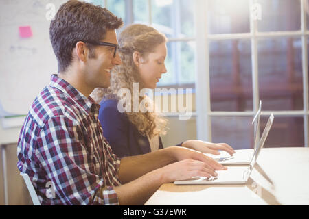 Deux collègues working on laptop Banque D'Images