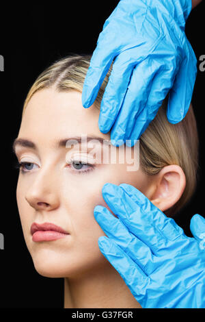 Femme a un examen de sa peau avant de botox injection Banque D'Images
