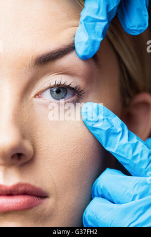 Femme a un examen de sa peau avant de botox injection Banque D'Images