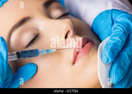 Woman receiving botox injection sur ses lèvres Banque D'Images