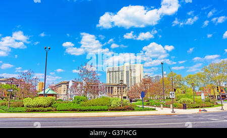 Swann Memorial Fountain et Free Library de Philadelphie, Pennsylvanie, USA. Logan Square avec Swann Memorial fontaine au centre. Banque D'Images