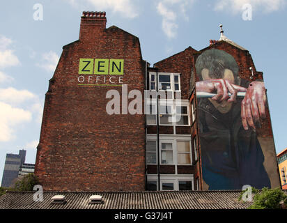 Murale dans le quartier Nord de Manchester par l'artiste de rue allemand cas présentant des problèmes de santé mentale Banque D'Images