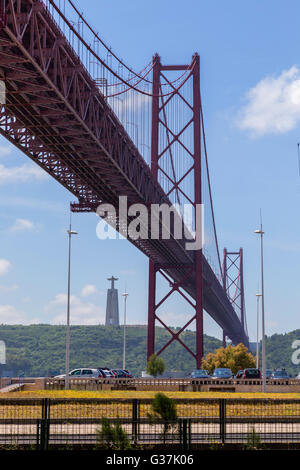 Combler le 25 avril sur la rivière Tejo à ville européenne Lisboa Banque D'Images