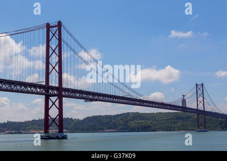 Combler le 25 avril sur la rivière Tejo à ville européenne Lisboa Banque D'Images