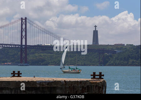 Combler le 25 avril sur la rivière Tejo à ville européenne Lisboa Banque D'Images