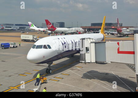 Monarch Airbus A321-231 G-ZBAK à l'embarquement à l'aéroport de Funchal, Madeira, Portugal Banque D'Images