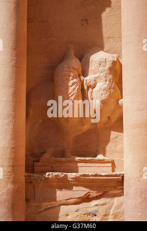 Détails sur la façade principale du ''Trésor'' (Al Khazneh), à l'intérieur du site archéologique de Petra, Jordanie, Moyen-Orient. Banque D'Images