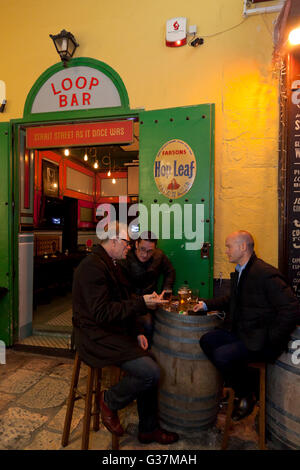 Les personnes qui boivent dans la ruelle à l'extérieur d'un bar rétro dans Strait Street à La Valette. Banque D'Images