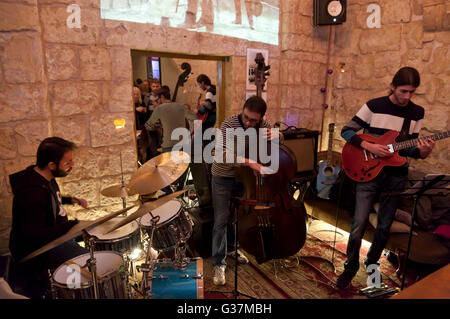 Un groupe live à un bar typique de La Valette à Malte. Banque D'Images