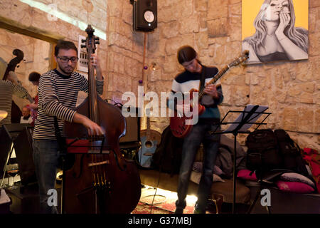 Un groupe live à un bar typique de La Valette à Malte. Banque D'Images