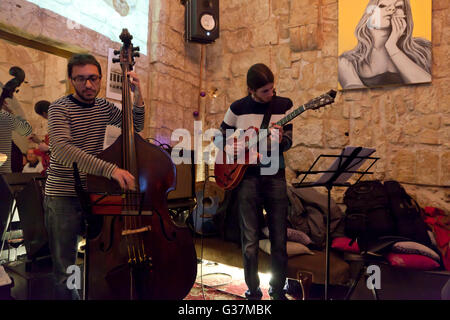 Un groupe live à un bar typique de La Valette à Malte. Banque D'Images