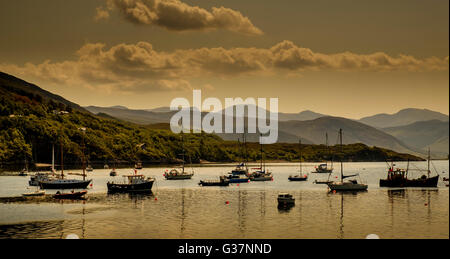 Les yachts et les petits bateaux de pêche amarrés sur le Loch Broom à Ullapool, Wester Ross, Scotland Banque D'Images