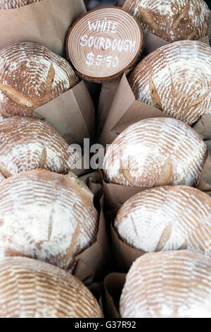 Blanc bio pain au levain dans une boulangerie. Banque D'Images