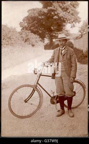 L'écrivain Thomas Hardy et cycliste, à son domicile à Max Gate, début des années 1920 Date : 1840 - 1928 Banque D'Images