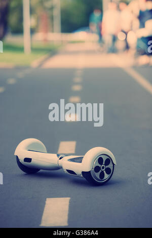 EWhite Electric mini hover board scooter sur route asphaltée. Eco city transportation sur batterie, ne produisent pas de pollution de l'air à l'atmosphère Banque D'Images