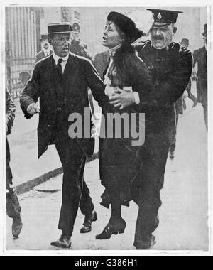 Mme Pankhurst est soulevé du sol lorsqu'il a été arrêté à l'extérieur de Buckingham Palace Date : 21 mai 1914 Banque D'Images