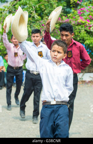 Les spectacles de danse salvadorienne pendant le Festival de fleurs et de Palm à Panchimalco, El Salvador Banque D'Images