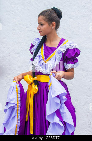 Danseuse salvadorienne effectuer au cours de la fleur et le Palm Festival à Panchimalco, El Salvador Banque D'Images
