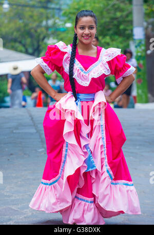 Danseuse salvadorienne effectuer au cours de la fleur et le Palm Festival à Panchimalco, El Salvador Banque D'Images
