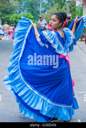 Danseuse salvadorienne effectuer au cours de la fleur et le Palm Festival à Panchimalco, El Salvador Banque D'Images