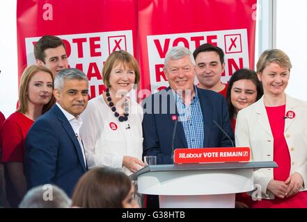 (Gauche-droite) Maire de Londres Sadiq Khan est rejoint par Harriet Harman, Alan Johnson et Yvette Cooper pour faire l'affaire du travail de rester dans l'UE, à l'Écharde de Londres. Banque D'Images