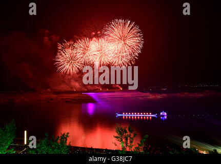 Yichang. 8 juin, 2016. Photo prise le 8 juin 2016 montre un feu d'artifice concert tenu dans le comté de Zigui de la province du Hubei en Chine centrale. Zigui est ville natale de Qu Yuan, poète patriotique qui s'est noyé lui-même avant son état est tombé à l'invasion de l'ennemi au cours de la période des Royaumes combattants (475-221 av. J.-C.). L'artifice de concert a eu lieu ici pour commémorer le mercredi avant la fête Duanwu qui tombe le 9 juin cette année. Credit : Wang Jiaman/Xinhua/Alamy Live News Banque D'Images