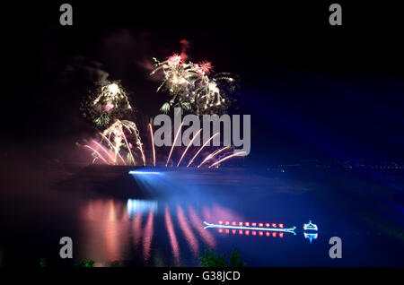 Yichang. 8 juin, 2016. Photo prise le 8 juin 2016 montre un feu d'artifice concert tenu dans le comté de Zigui de la province du Hubei en Chine centrale. Zigui est ville natale de Qu Yuan, poète patriotique qui s'est noyé lui-même avant son état est tombé à l'invasion de l'ennemi au cours de la période des Royaumes combattants (475-221 av. J.-C.). L'artifice de concert a eu lieu ici pour commémorer le mercredi avant la fête Duanwu qui tombe le 9 juin cette année. Credit : Wang Jiaman/Xinhua/Alamy Live News Banque D'Images