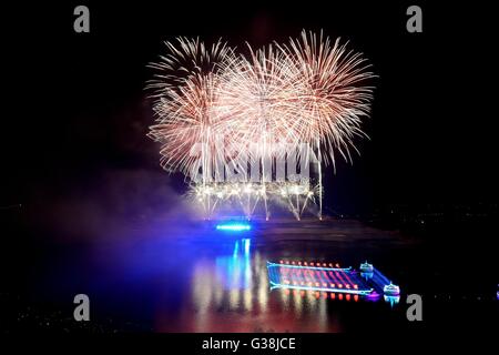 Zigui. 8 juin, 2016. Photo prise le 8 juin 2016 montre un feu d'artifice concert tenu dans le comté de Zigui de la province du Hubei en Chine centrale. Zigui est ville natale de Qu Yuan, poète patriotique qui s'est noyé lui-même avant son état est tombé à l'invasion de l'ennemi au cours de la période des Royaumes combattants (475-221 av. J.-C.). L'artifice de concert a eu lieu ici pour commémorer le mercredi avant la fête Duanwu qui tombe le 9 juin cette année. Credit : Lei Yong/Xinhua/Alamy Live News Banque D'Images