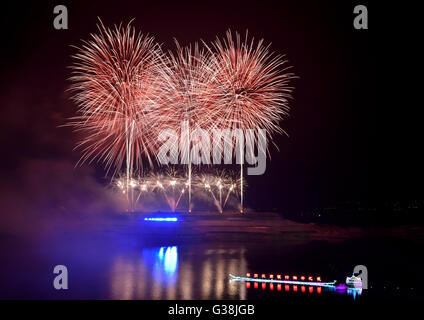 Yichang. 8 juin, 2016. Photo prise le 8 juin 2016 montre un feu d'artifice concert tenu dans le comté de Zigui de la province du Hubei en Chine centrale. Zigui est ville natale de Qu Yuan, poète patriotique qui s'est noyé lui-même avant son état est tombé à l'invasion de l'ennemi au cours de la période des Royaumes combattants (475-221 av. J.-C.). L'artifice de concert a eu lieu ici pour commémorer le mercredi avant la fête Duanwu qui tombe le 9 juin cette année. Credit : Wang Jiaman/Xinhua/Alamy Live News Banque D'Images