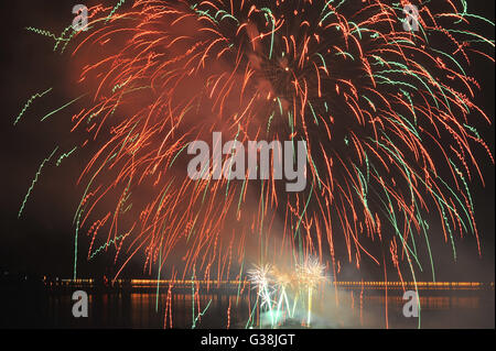 Zigui. 8 juin, 2016. Photo prise le 8 juin 2016 montre un feu d'artifice concert tenu dans le comté de Zigui de la province du Hubei en Chine centrale. Zigui est ville natale de Qu Yuan, poète patriotique qui s'est noyé lui-même avant son état est tombé à l'invasion de l'ennemi au cours de la période des Royaumes combattants (475-221 av. J.-C.). L'artifice de concert a eu lieu ici pour commémorer le mercredi avant la fête Duanwu qui tombe le 9 juin cette année. Credit : Wang Huifu/Xinhua/Alamy Live News Banque D'Images