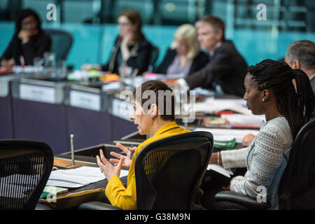 Londres, Royaume-Uni. 9 juin, 2016. Membre de l'Assemblée de Londres libéral démocrate Caroline Pidgeon Conseiller Sophie Linden demande une question à l'audience de confirmation pour le rôle de l'adjoint au maire pour le maintien de l'ordre et la criminalité (DMPC) dans la chambre à l'Hôtel de Ville. Banque D'Images