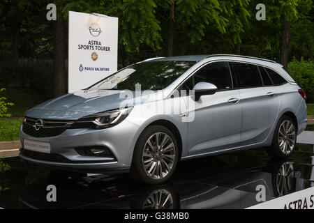 Turin, Italie, 8 juin 2016. Une Opel Astra Sports Tourer Banque D'Images