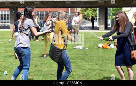 Cambridge, UK. 9 juin, 2016. Les étudiants de l'Université Cambrige célébrer leurs examens de finition avec des douches de Champagne au soleil sur les pelouses à l'extérieur de l'examen. 21 ans d'Asie Lambert Norfolk termine son examen final de Politcis études à Newham College, et a été élu Président de la Cambridge Union suivante Crédit : HazyPicsAlamy Live News Banque D'Images