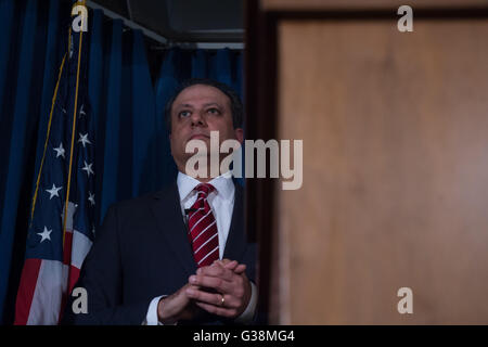 New York, NY, USA. 8 juin, 2016. PREET BHARARA, Procureur des États-Unis pour le district sud de New York annonce un investissement fédéral d'accusations de corruption contre Norman Seabrook, le président de l'agents de correction Benevolent Association, et Murray Huberfeld, le fondateur d'un nouveau fonds de couverture basé à New York, lors d'une conférence de presse du bureau du procureur des États-Unis, le mercredi 8 juin 2016. © Bryan Smith/ZUMA/Alamy Fil Live News Banque D'Images