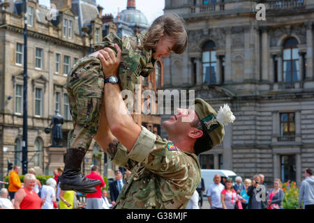 Glasgow, Ecosse, Royaume-Uni. 9 juin, 2016. Glasgow a célébré le retour de la parade Royal Highland Fusiliers après le succès de 4 mois en Afghanistan. Maddison Neill, de 3, de Kilmarnock, Ayrshire a été particulièrement heureux de voir qu'il papa, le Caporal Sean Neill, était retourné à la maison en toute sécurité. Credit : Findlay/Alamy Live News Banque D'Images