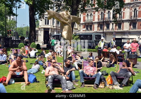 Londres, Royaume-Uni. 9 juin, 2016. Les gens apprécient le jeudi midi soleil dans Grosvenor Gardens à l'extérieur de la gare de Victoria. Credit : JOHNNY ARMSTEAD/Alamy Live News Banque D'Images