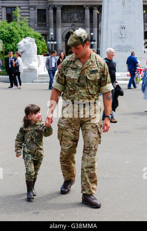 Glasgow, Ecosse, Royaume-Uni. 9 juin, 2016. Glasgow a célébré le retour de la parade Royal Highland Fusiliers après le succès de 4 mois en Afghanistan. Maddison Neill, de 3, de Kilmarnock, Ayrshire a été particulièrement heureux de voir qu'il papa, le Caporal Sean Neill, était retourné à la maison en toute sécurité. Credit : Findlay/Alamy Live News Banque D'Images