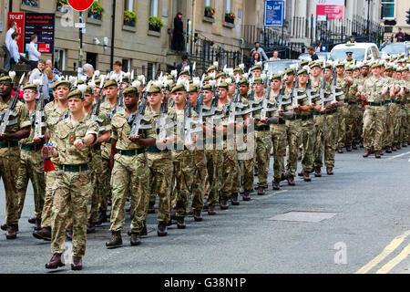 Glasgow, Ecosse, Royaume-Uni. 9 juin, 2016. Glasgow a célébré le retour de la parade Royal Highland Fusiliers après le succès de 4 mois en Afghanistan. Les rues bordées de spectateurs, encourageant les soldats qui ont marché par et le prévôt de Glasgow, Sadie Docherty, leur a souhaité la bienvenue accueil au nom de la ville de Glasgow. Credit : Findlay/Alamy Live News Banque D'Images